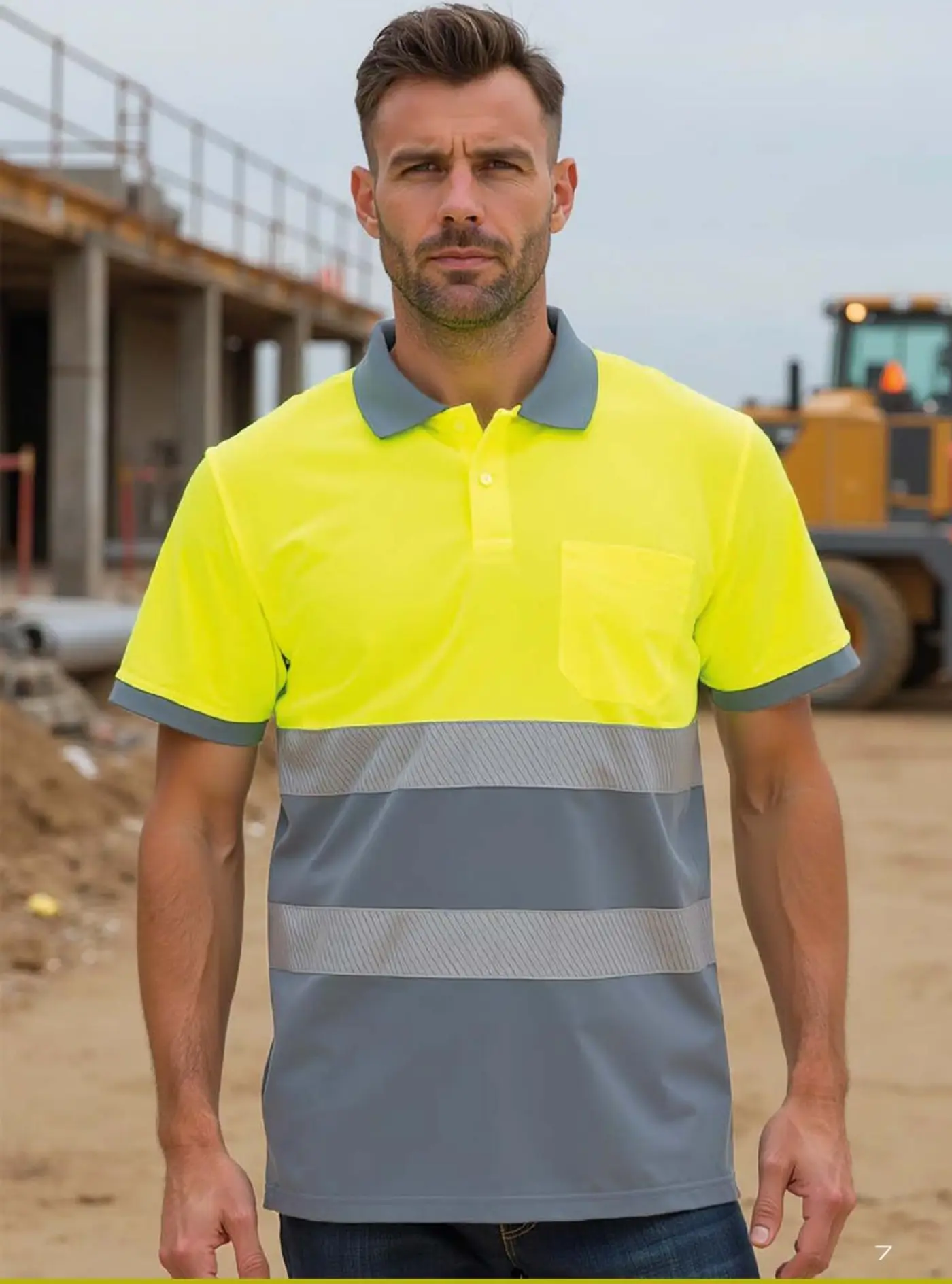 Profesional con polo de alta visibilidad