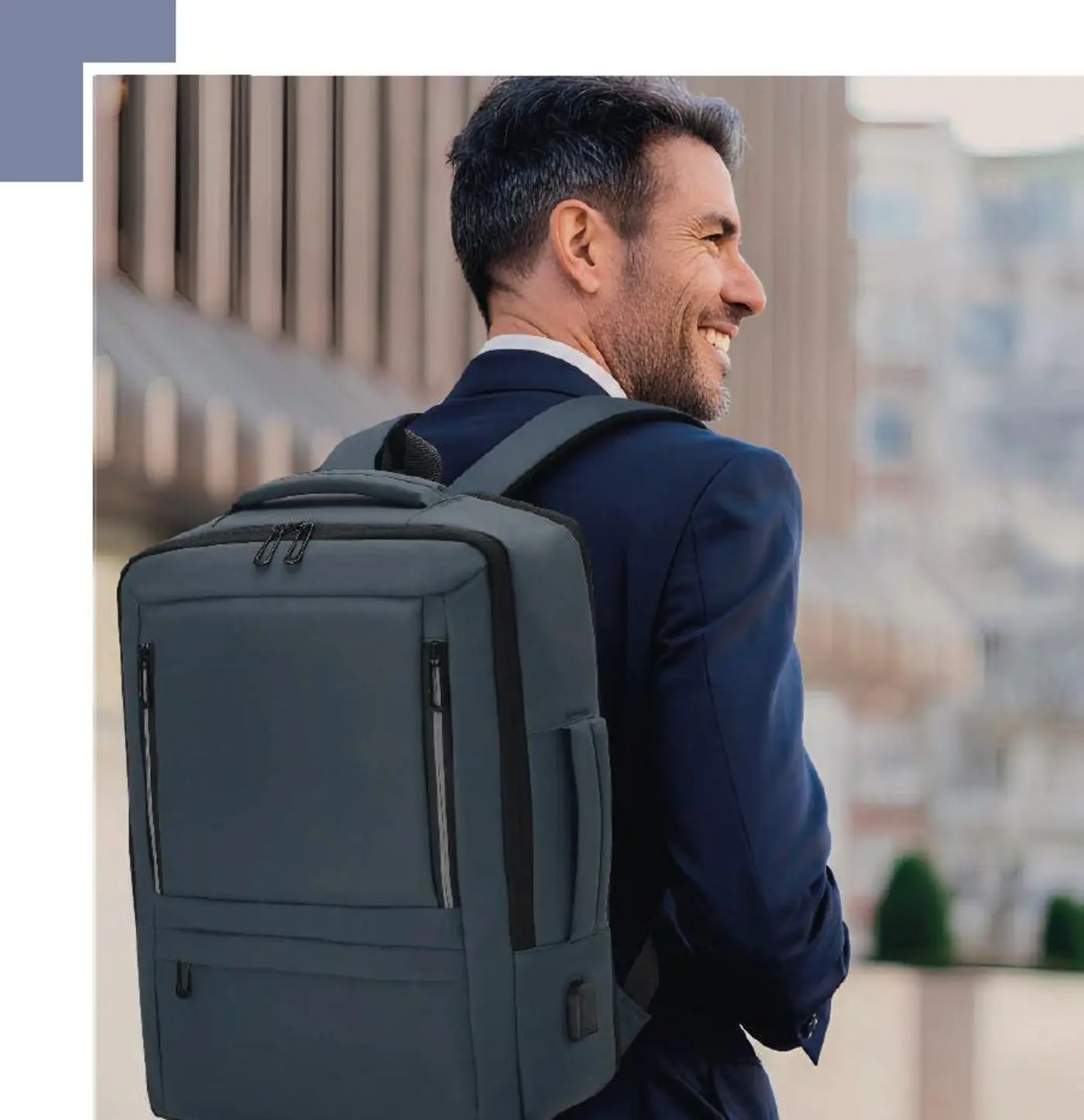 Profesional con mochila corporativa